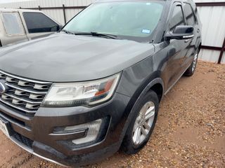 2017 Ford Explorer XLT - Exterior Front Left Corner Image